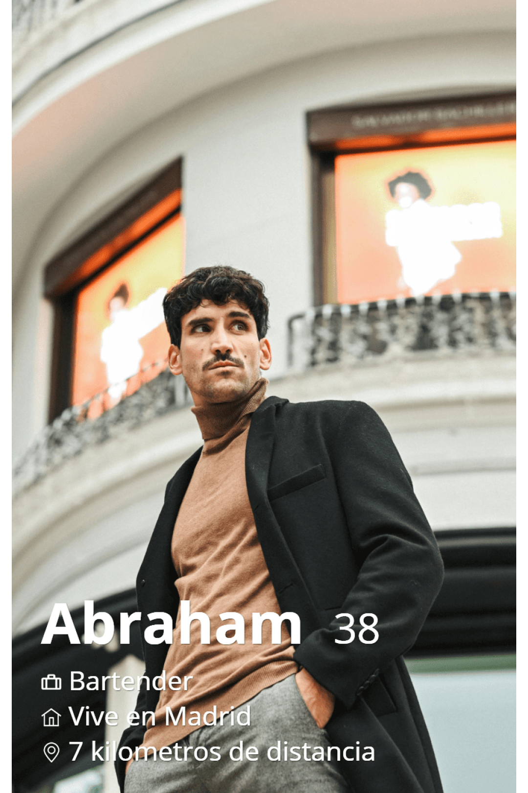 Hombre posando con estilo en Madrid Fotografo para Tinder en Madrid